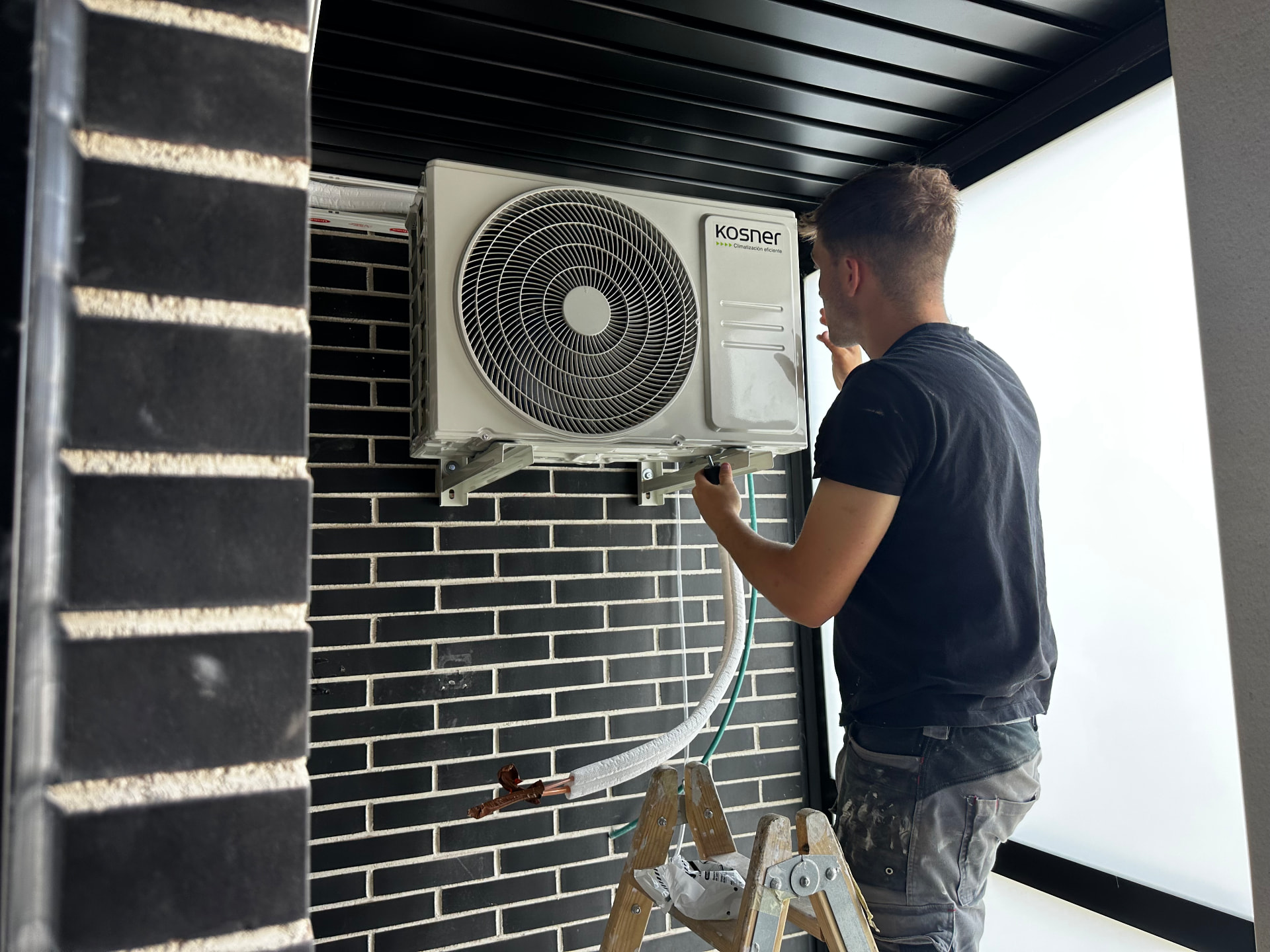 Técnico de Orayen Climatización instalando una máquina de aire en Navarra